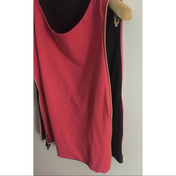 Reservable Color-block Minimal Sleeveless T-Shirt - Picture 5 of 9